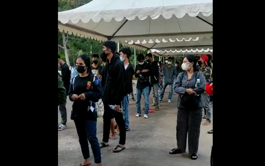 Jumlah Antrean Vaksin di Batam Membludak, Kerumunan Warga Akhirnya Dibubarkan