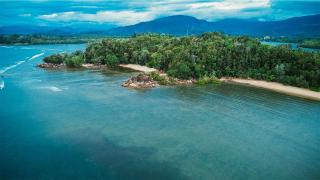 Menyelam Melihat Bangkai Kapal Swedia di Pulau Damar