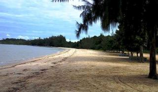 Serunya Piknik Keluarga di Pantai Ketam Karimun