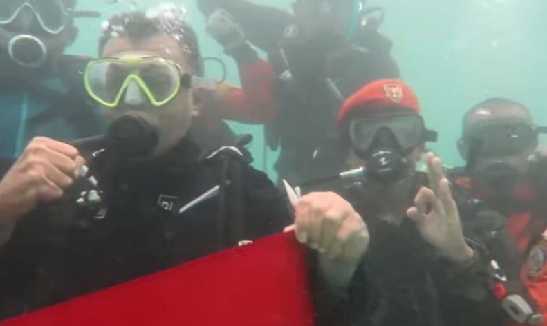 Perdana di Natuna, Bupati dan Wakilnya Kibarkan Merah Putih di Dasar Laut