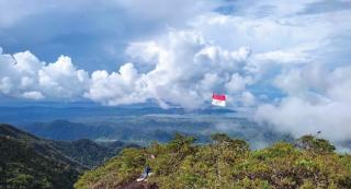 Gagahnya Kibaran Bendera di Puncak Batu Gajah Lingga