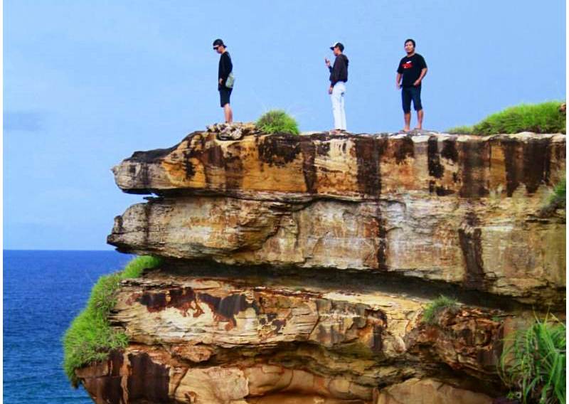 Menikmati Indahnya Pemandian Biru dari Atas Geopark Tanjung Datuk