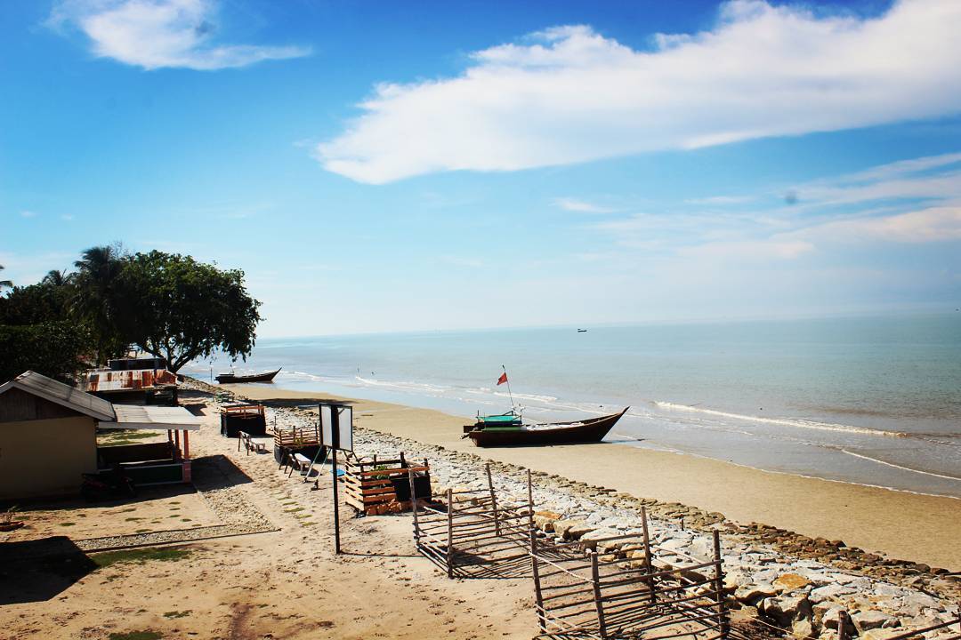 Pantai Teluk Rhu, Nikmati Deburan Ombak Ditemani Hangatnya Api Unggun