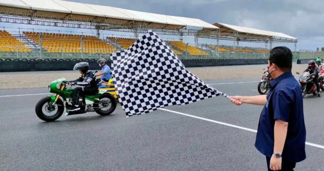 Presiden Joko Widodo Jajal Sirkuit Mandalika Pakai Motor Balapnya