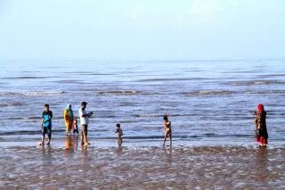 Habiskan Soremu di Pantai Selat Baru, Seru Nih!