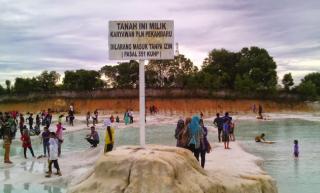 Kawah Biru di Batu Kampar yang Instagramable Banget