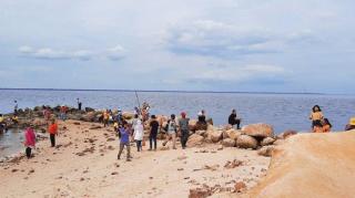 Ramainya Wisatawan Berlibur di Pantai Koneng Riau