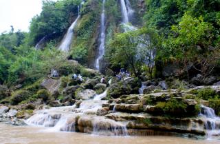 Uji Adrenalin Bermain di Air Terjun Gunung Lengkuas