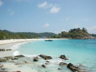 Indahnya Laut Biru dan Pemandangan Penyu yang Bertelur di Pulau Jemur