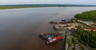 Nikmati Deburan Ombak Sembari Menyantap Roti Canai di Pantai Dorak