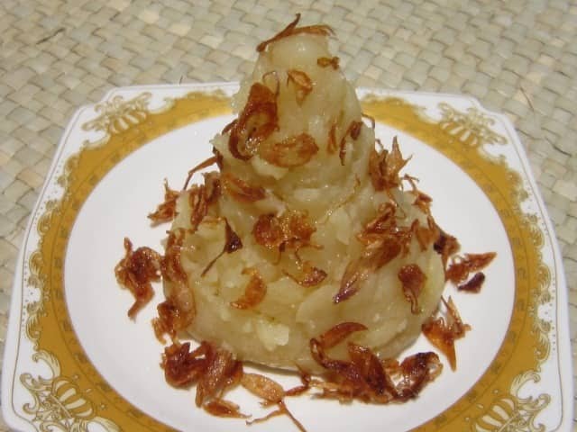 Gurihnya Kue Berbahan Rempah Ditaburi Bawang Goreng