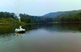 Meski Cukup Berbahaya, Wisatawan Tetap Berenang di Bendungan Kaiti