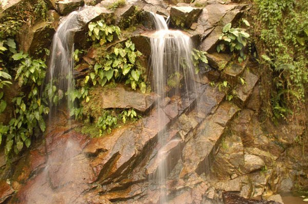 Pesona Air Terjun Granit  di TNBTP Riau