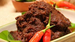 1,5 Ton Rendang Dikirim dari Sumbar untuk Korban Letusan Gunung Semeru