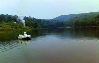 Meski Cukup Berbahaya, Wisatawan Tetap Berenang di Bendungan Kaiti