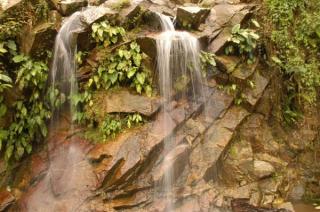 Pesona Air Terjun Granit di TNBTP Riau