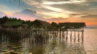 Menanti Sunset Sembari Minum Es Kelapa Muda di Pantai Purnama