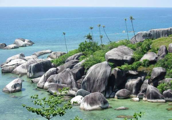 Mencari Debur Ombak Sembari Duduk di Batu Bersantai