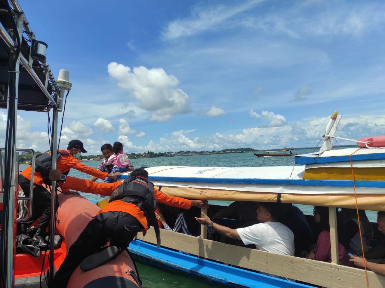 Kapal Angkut Wisatawan ke Pulau Penyengat Terombang Ambing di Tengah Laut