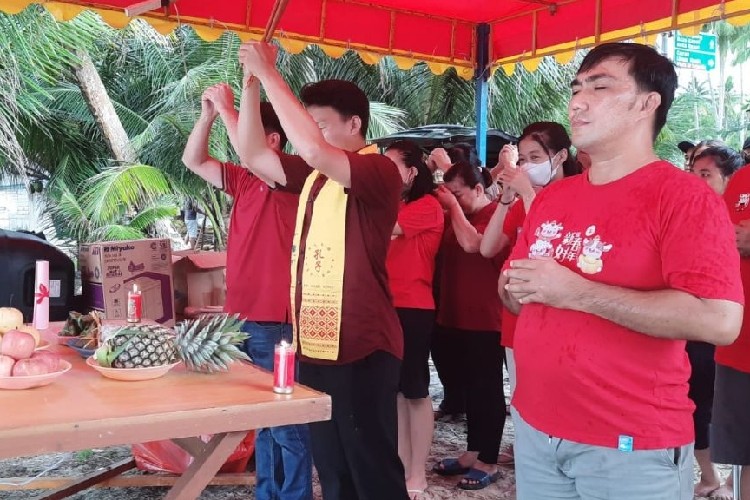 Warga Tionghoa Natuna Gelar Tradisi Lempar Bakcang ke Laut