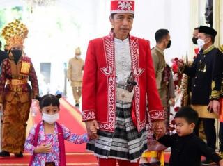 Imutnya 2 Cucu Jokowi Berbaju Adat di Momen HUT Ke-77 RI