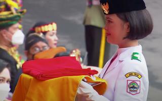 Profil I Dewa Ayu Pembawa Baki Bendera Merah Putih di Istana Merdeka