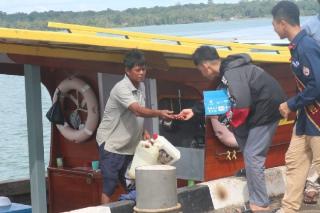 Pelajar SMKN 1 Singkep Bagi-bagi Coklat dan Pita di Peringatan Hari AIDS 2022