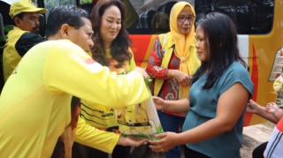 Senangnya Warga GMI Sion Batam Terima Bantuan Sembako dari Cen Sui Lan