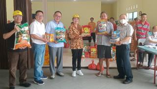 Cen Sui Lan Tebar Bansos Imlek Paket Jumbo Bareng Yayasan Bhakti Sasana di Kijang