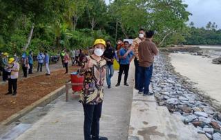 Jalan Rusak Menuju Pantai Maros di Sedanau Natuna Jadi Perhatian Cen Sui Lan