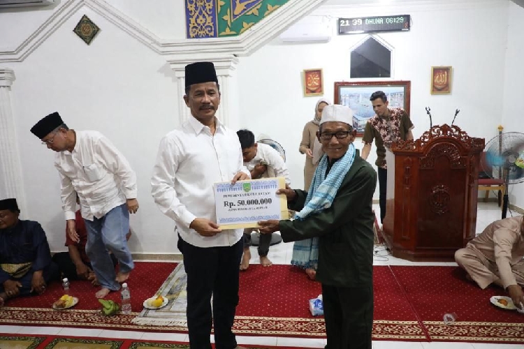 Kepala BP Batam Salurkan Bansos Pembangunan Masjid di Kecamatan Bulang