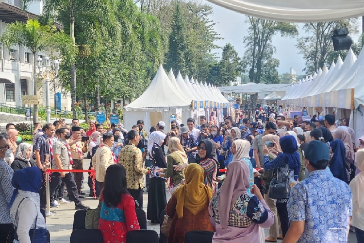 Warga Serbu Bazar Ramadan bank bjb 1444 H di Gedung Sate
