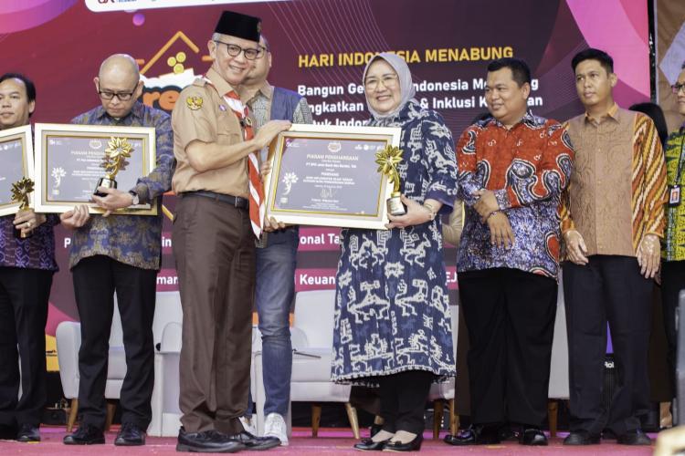 Sukses Dukung Program Kejar, bank bjb Terima Penghargaan OJK