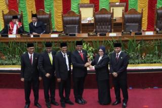 50 Anggota DPRD Kota Batam Periode 2024-2029 Resmi Dilantik, Asnawati Atiq Jabat Pimpinan Sementara