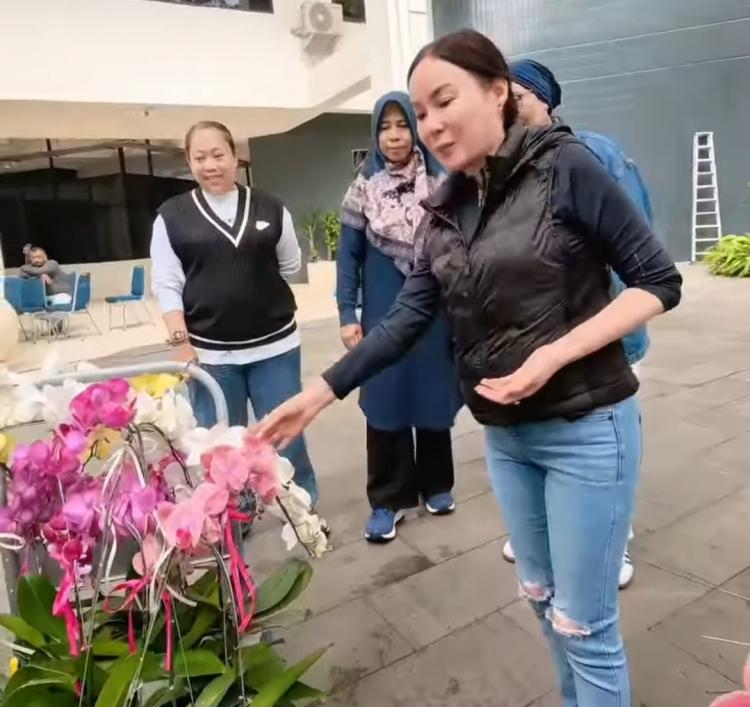 Dari Hadiah Menjadi Keindahan, Li Claudia Chandra Ajak Warga Bersama Percantik Batam dengan Anggrek