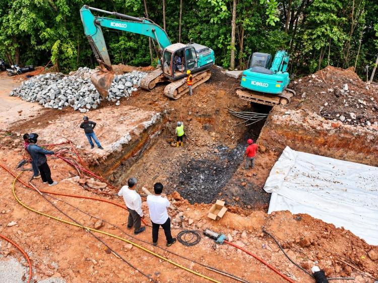 BP Batam Kebut Perbaikan Jalan Depan Hotel Vista, Masyarakat Diimbau Berhati-Hati