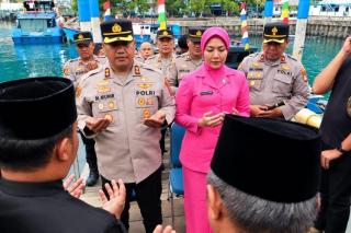 Kapolres Anambas AKBP Misbachul Munir Disambut Tradisi Tepung Tawar dan Kain Cual