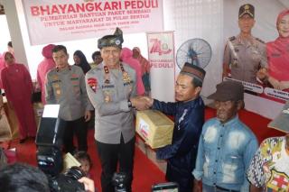 Kapolda Kepri Datangi Pulau Bertam, Warga Terima Bantuan Sembako hingga Perlengkapan